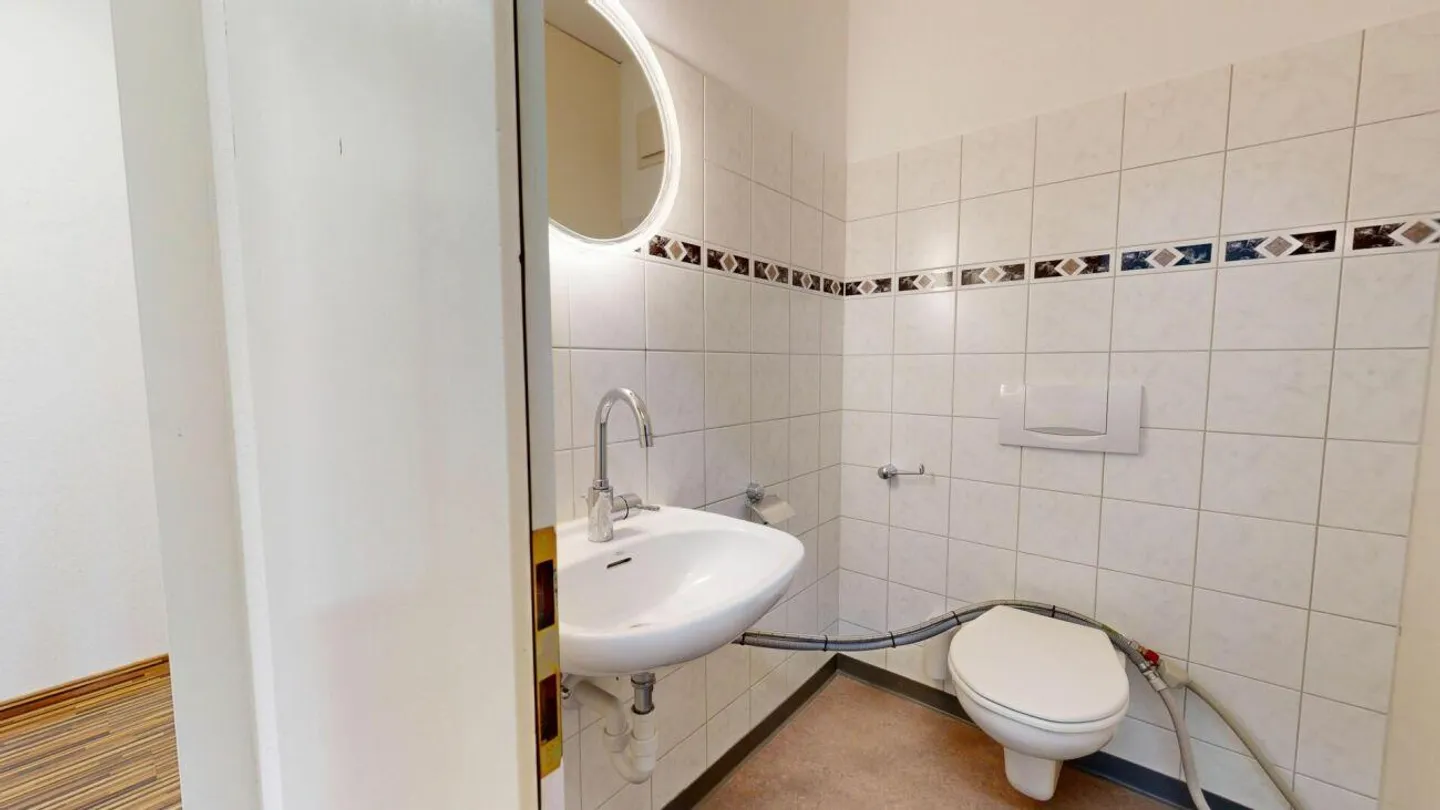 Zwei Büros mit grossem Lagerraum im Erdgeschoss - Foto 10 von 12