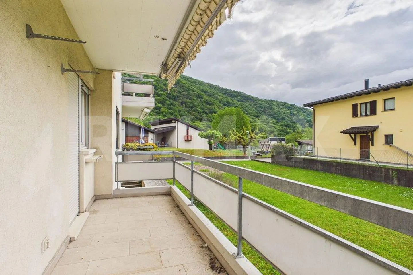 Appartement rénové 2,5 pièces avec balcon - Photo 7 sur 12