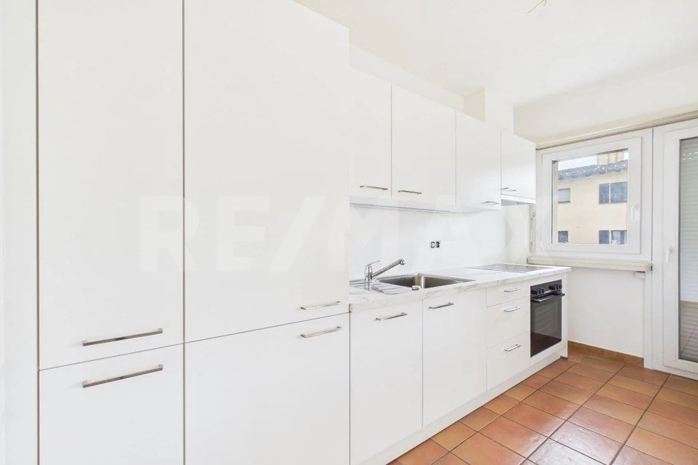 Appartement rénové 2,5 pièces avec balcon - Photo 2 sur 12