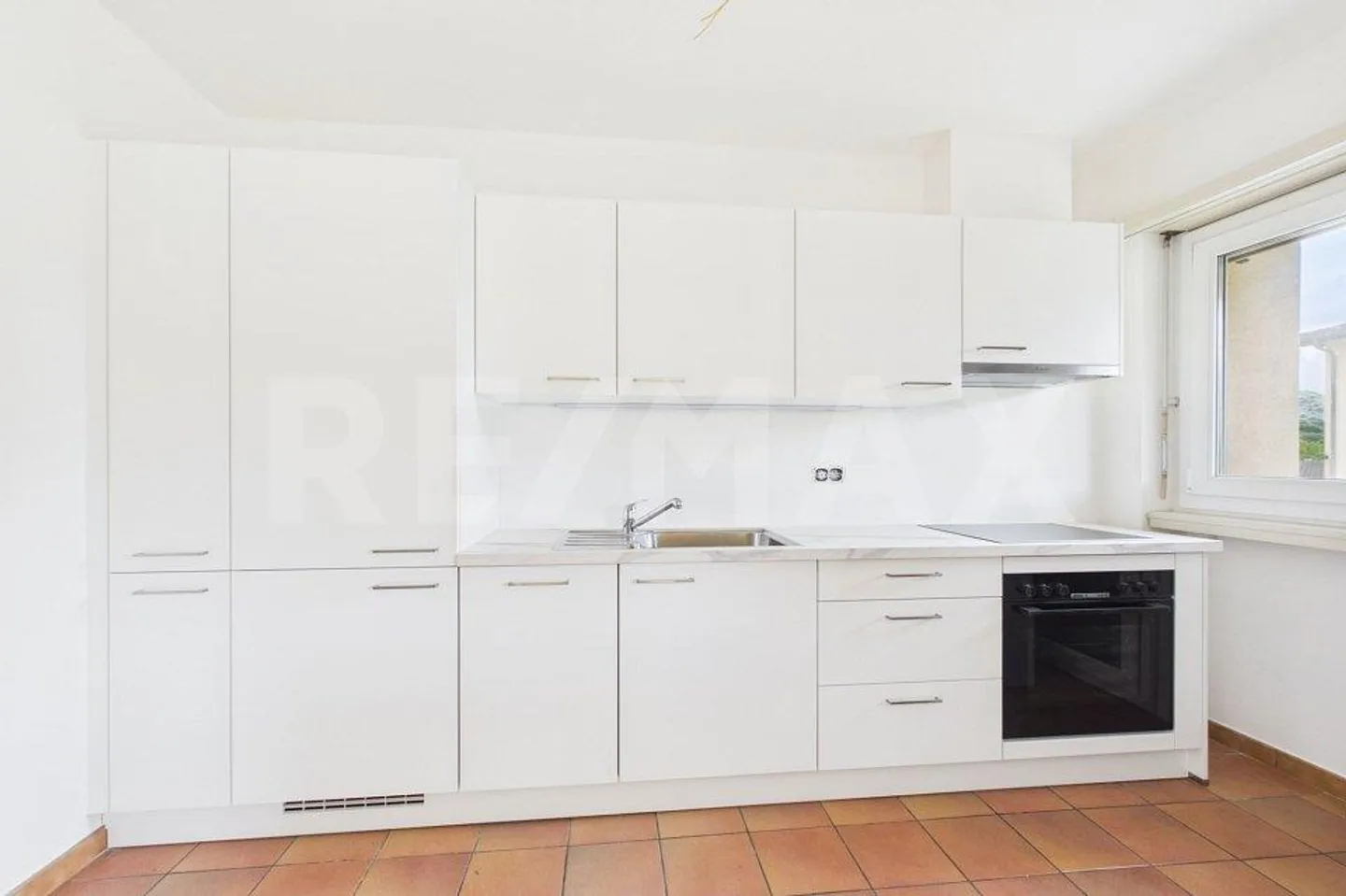 Appartement rénové 2,5 pièces avec balcon - Photo 3 sur 12