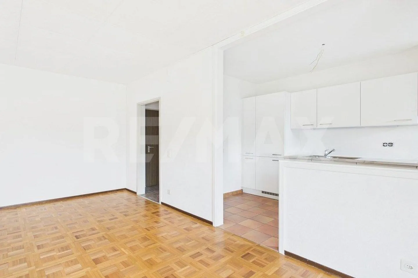 Appartement rénové 2,5 pièces avec balcon - Photo 4 sur 12