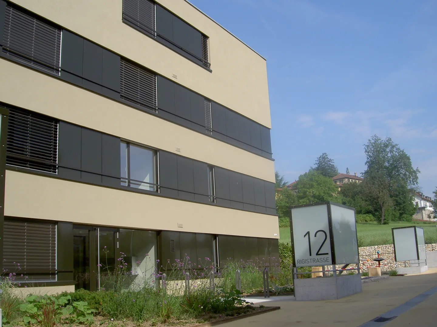 Living in a well-kept environment - Photo 1 of 8