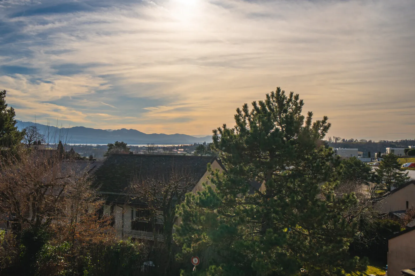 VILLA D’ARCHITECTE AU COEUR D’UN CADRE PRIVILÉGIÉ – BUSSIGNY - Photo 1 sur 7