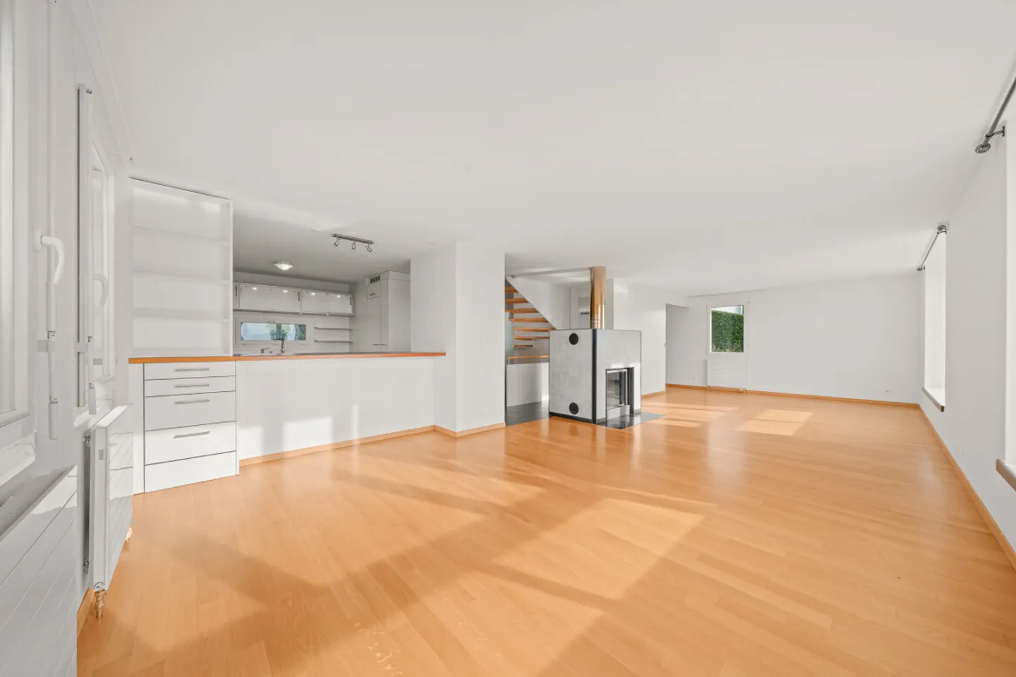 VILLA D’ARCHITECTE AU COEUR D’UN CADRE PRIVILÉGIÉ – BUSSIGNY - Photo 3 sur 7