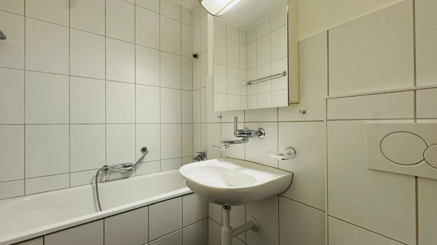 Well-maintained 1.5-room apartment in the rear building in a central location in Basel - Photo 2 of 4