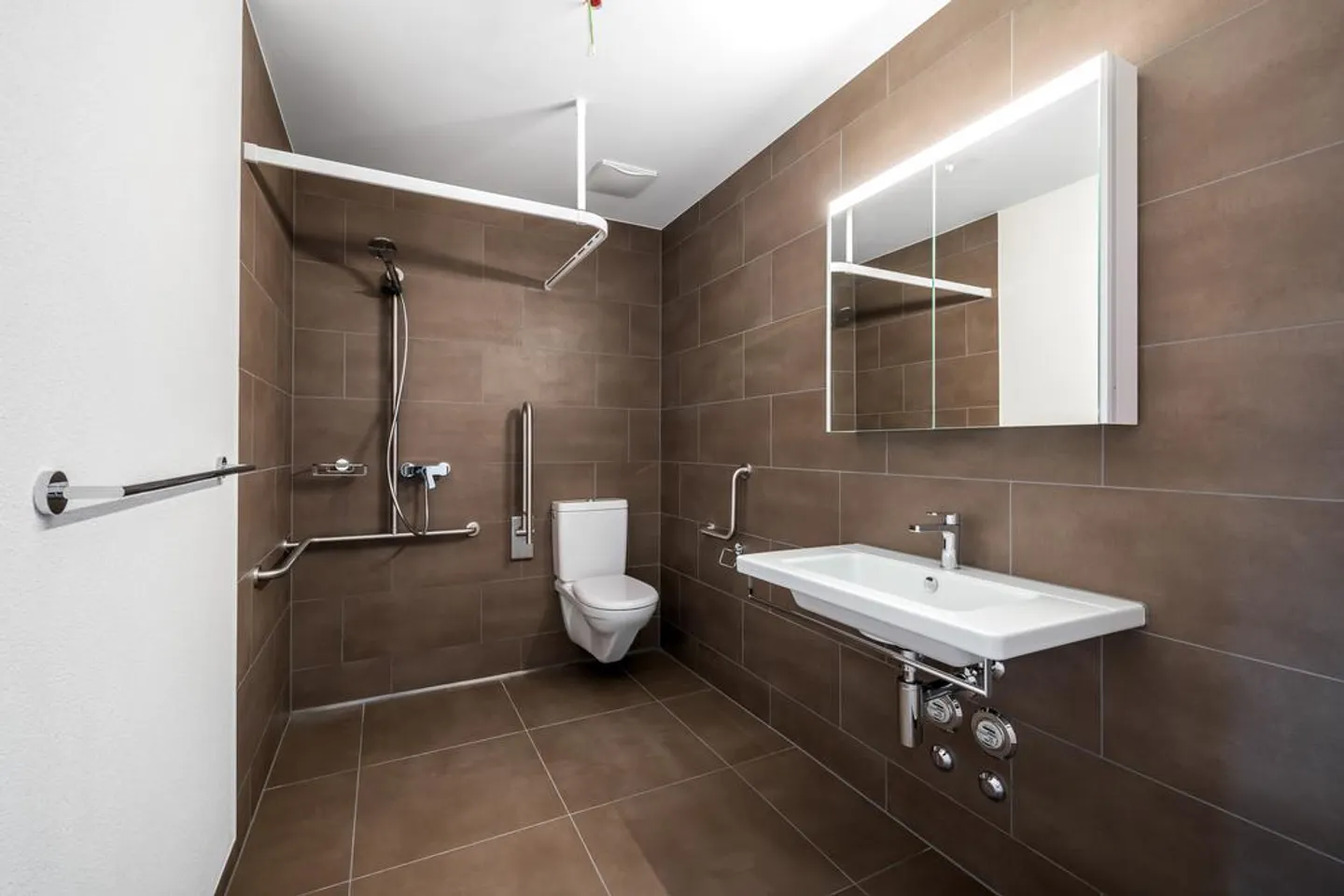 Grosse 2.5 Zimmer Wohnung mit Blick auf Bergpanorama - Foto 6 von 8