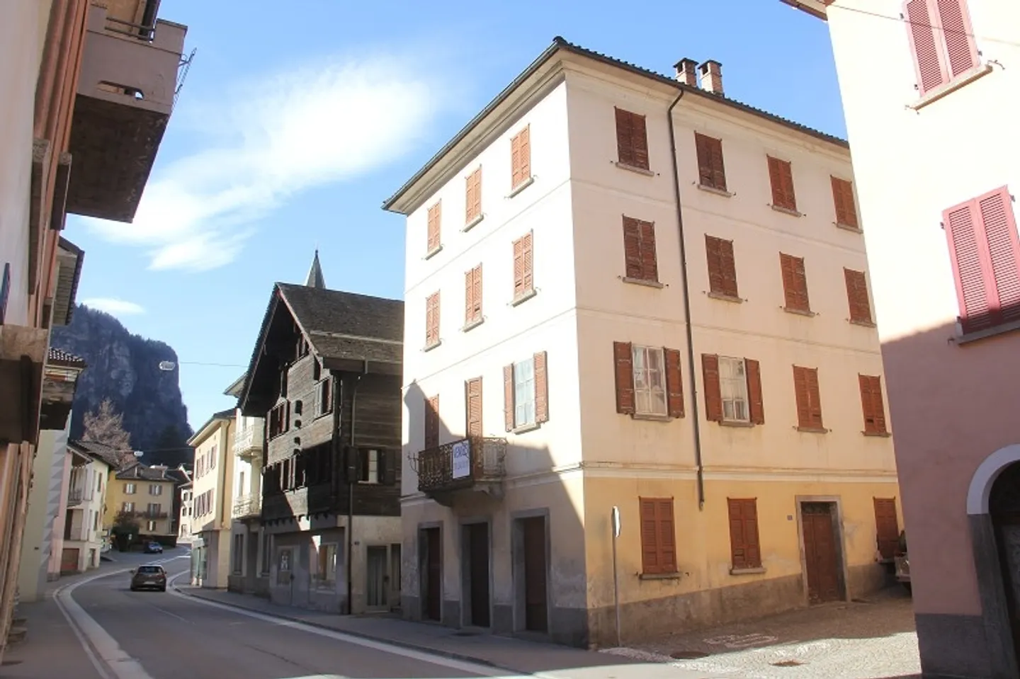 Maison de village de 12 pièces avec 2 magasins - Photo 1 sur 8