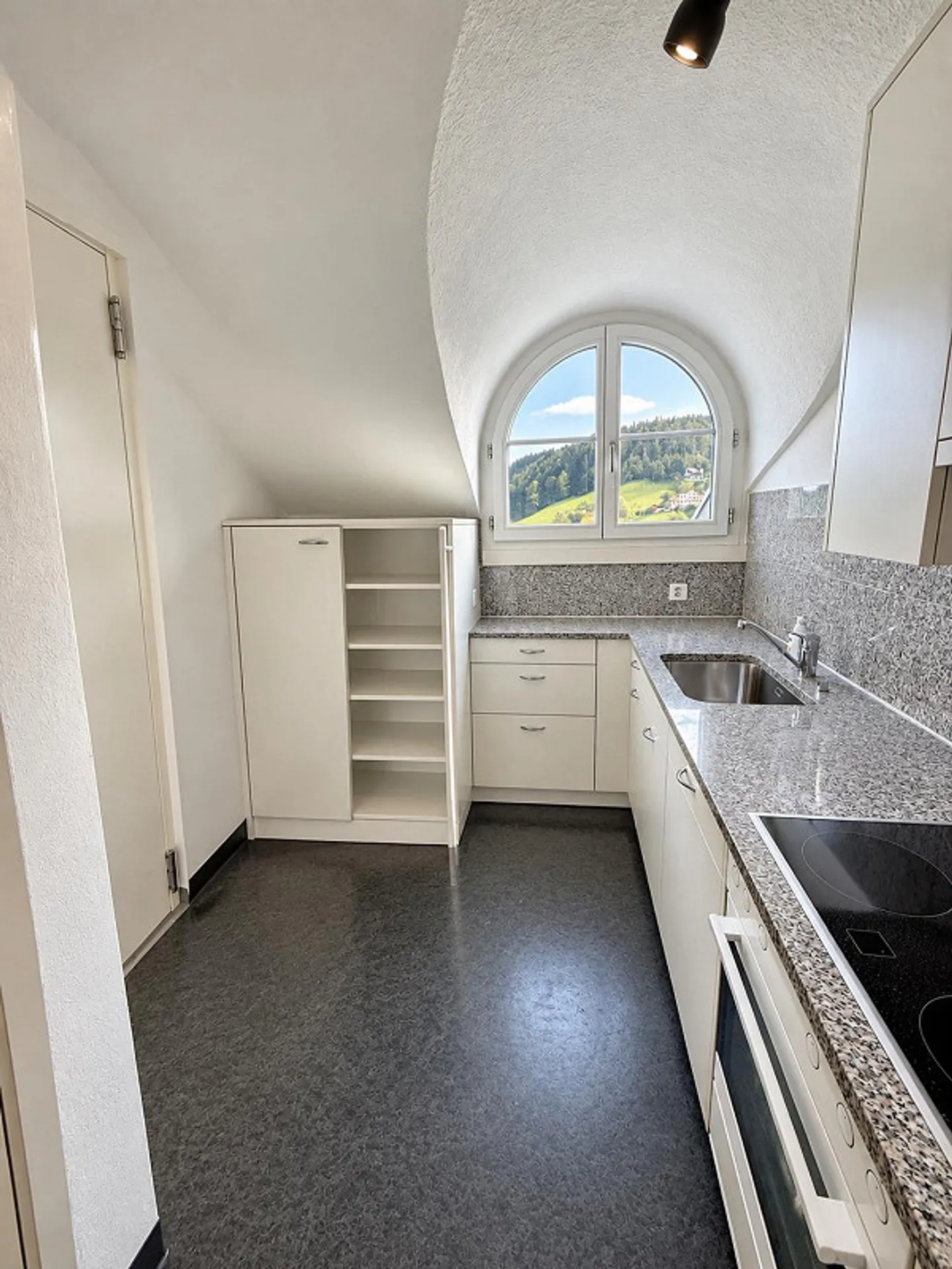 Incantevole appartamento mansardato 2.5 camere con bella vista - Foto 2 di 14