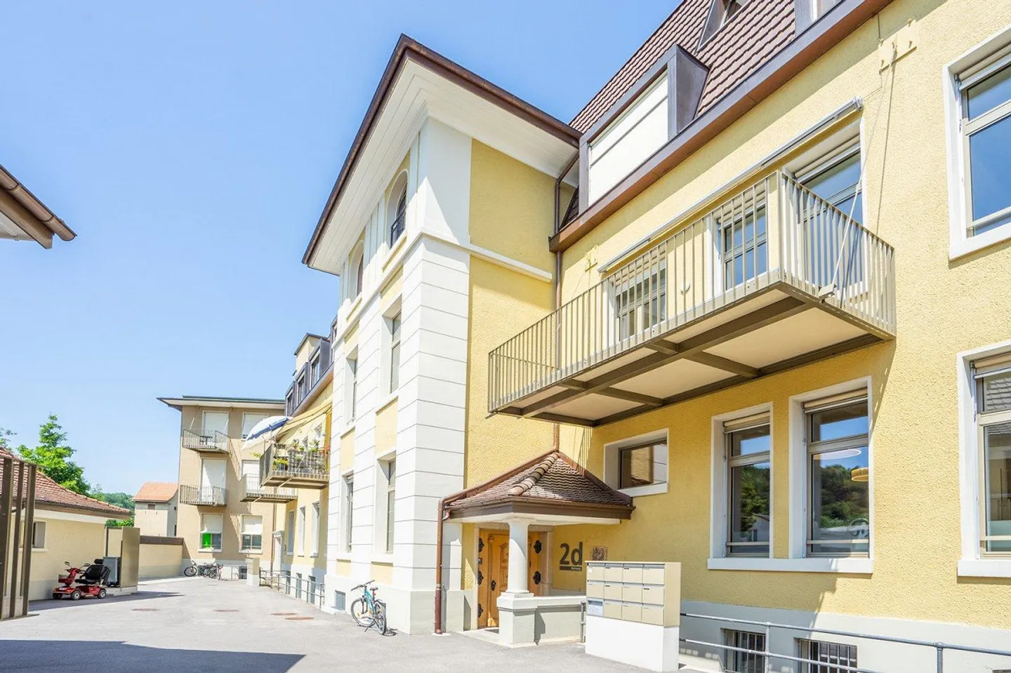 Ampio appartamento di 2,5 stanze in stile loft nel cuore di Laupen - Foto 1 di 8