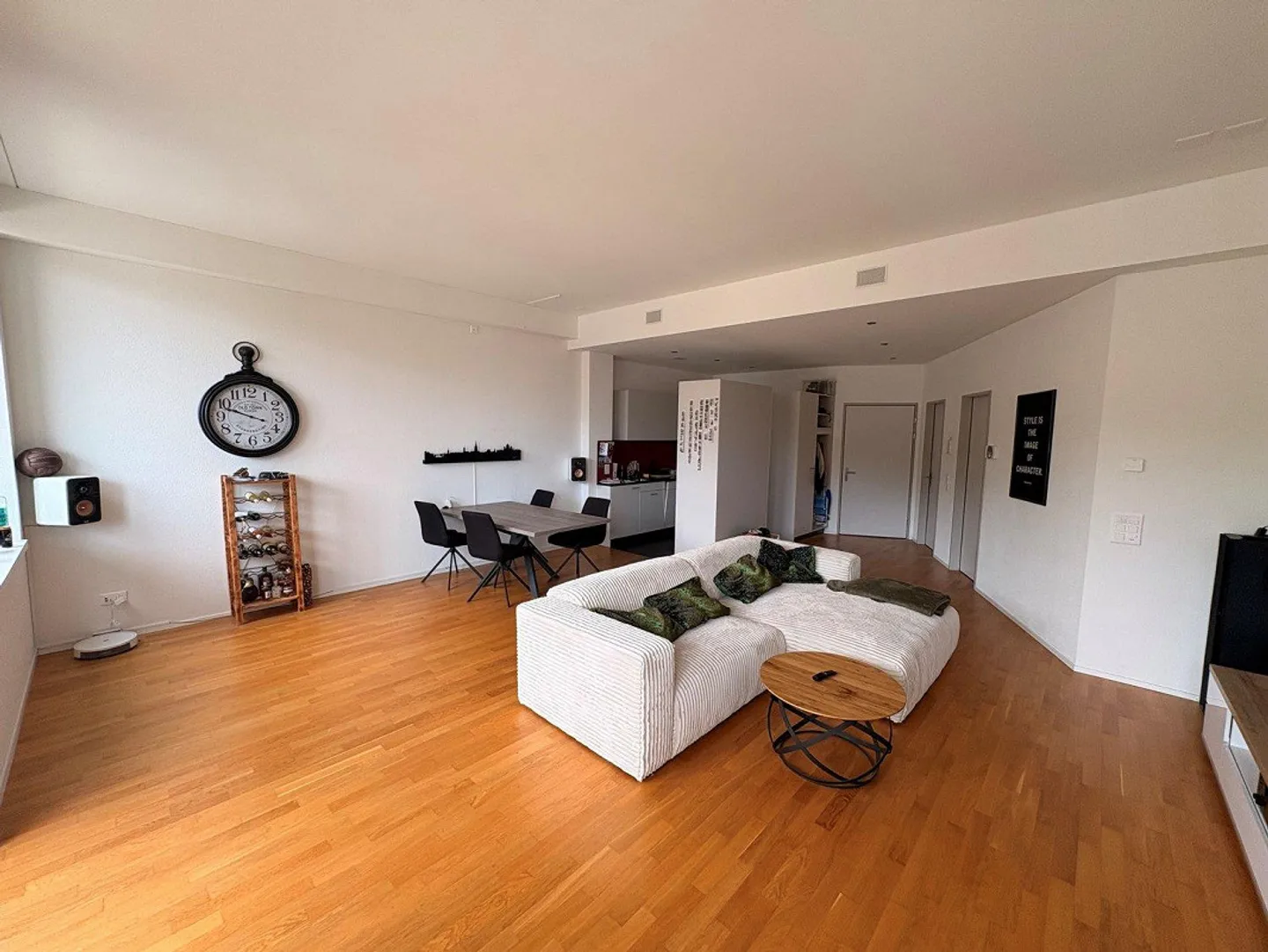 Ampio appartamento di 2,5 stanze in stile loft nel cuore di Laupen - Foto 2 di 8