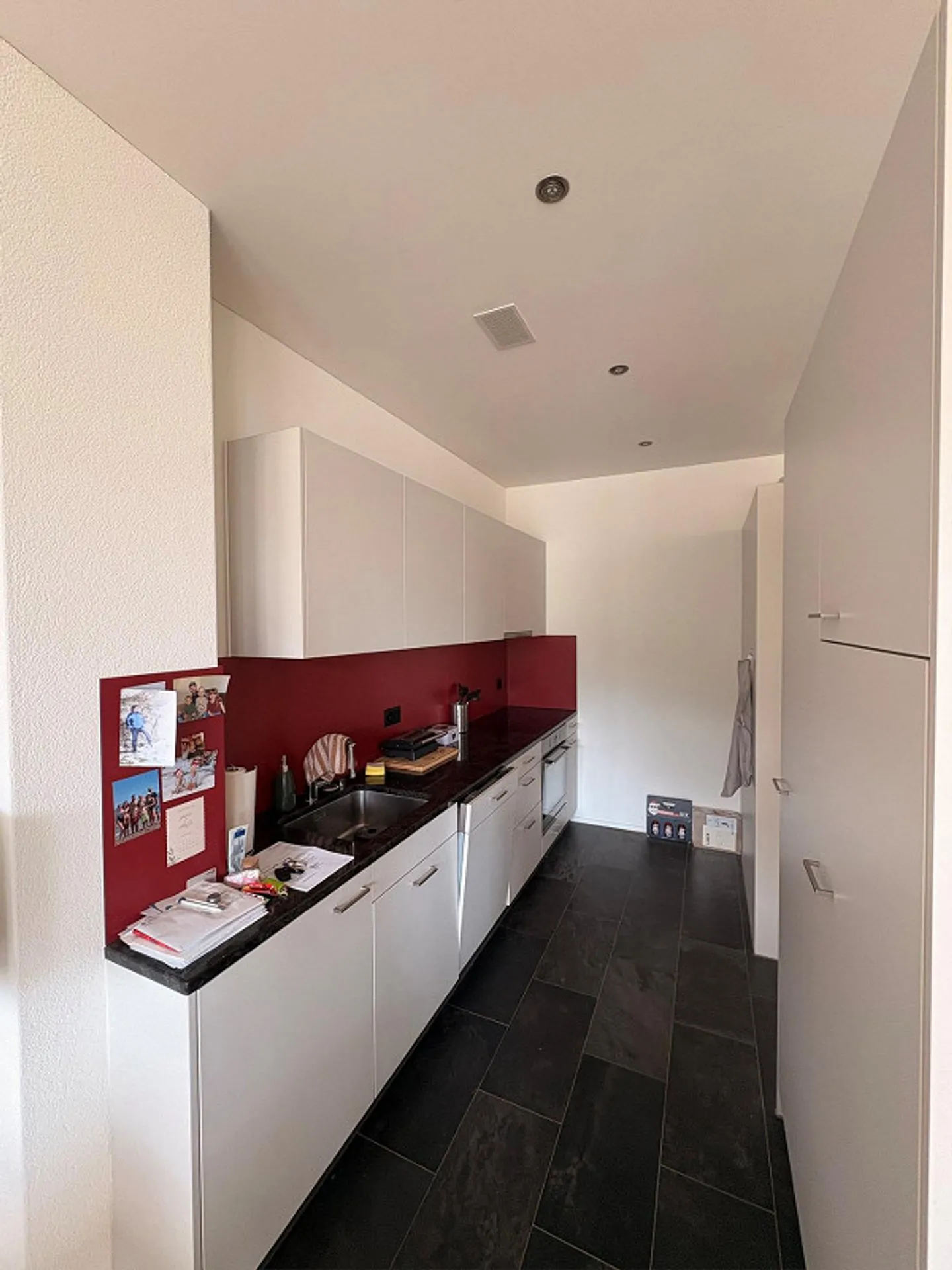 Ampio appartamento di 2,5 stanze in stile loft nel cuore di Laupen - Foto 4 di 8