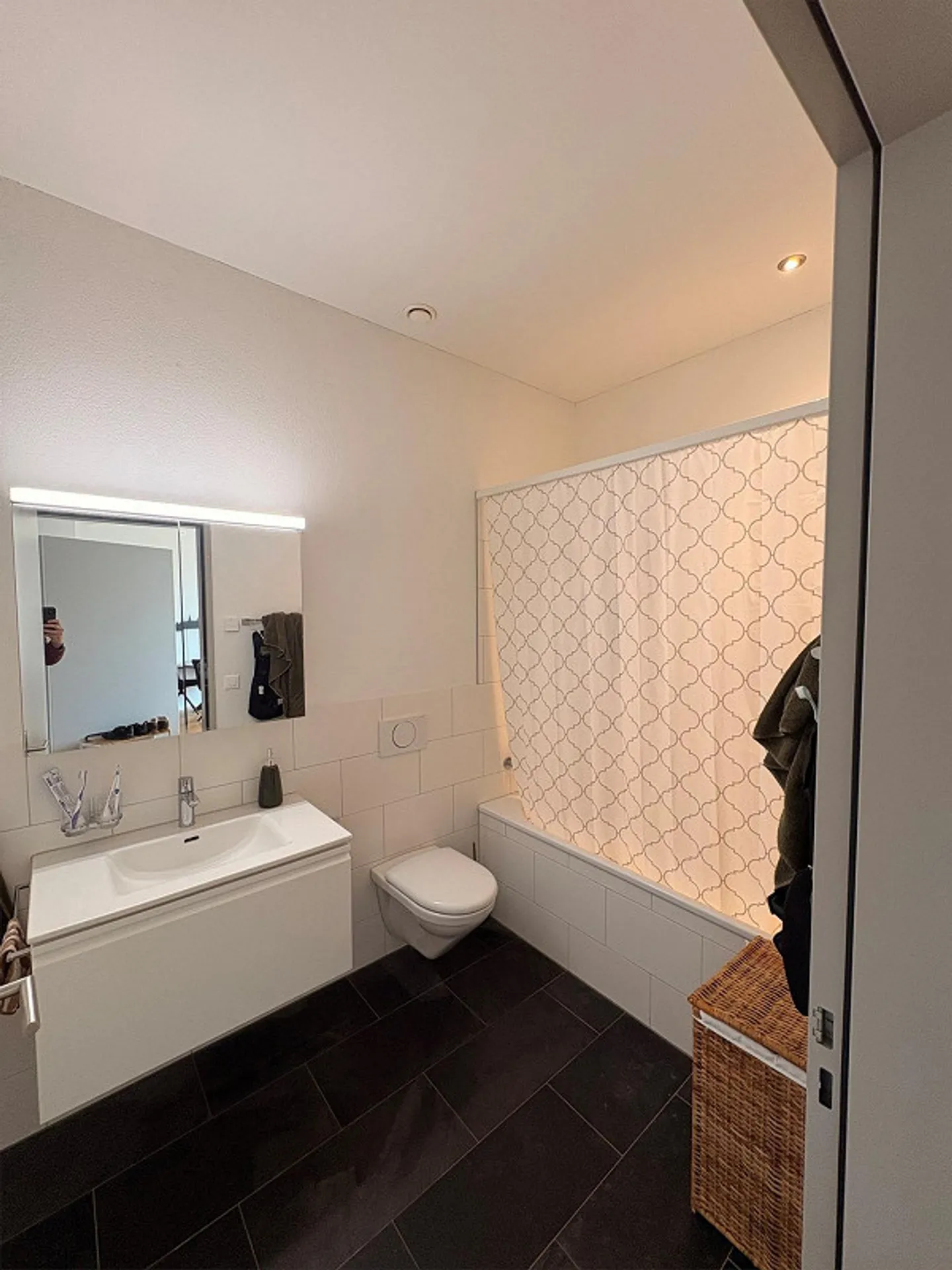 Ampio appartamento di 2,5 stanze in stile loft nel cuore di Laupen - Foto 5 di 8