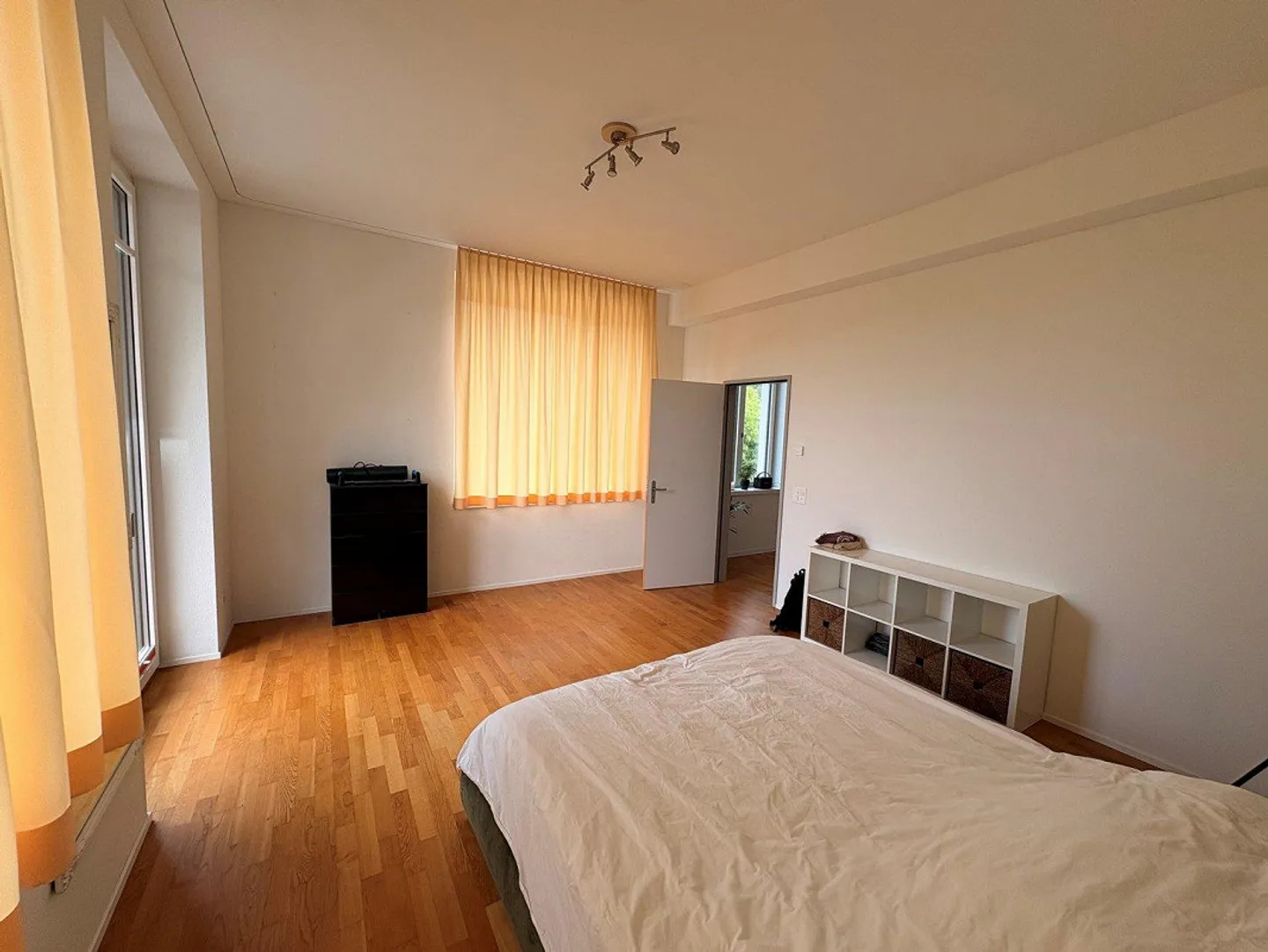 Ampio appartamento di 2,5 stanze in stile loft nel cuore di Laupen - Foto 7 di 8