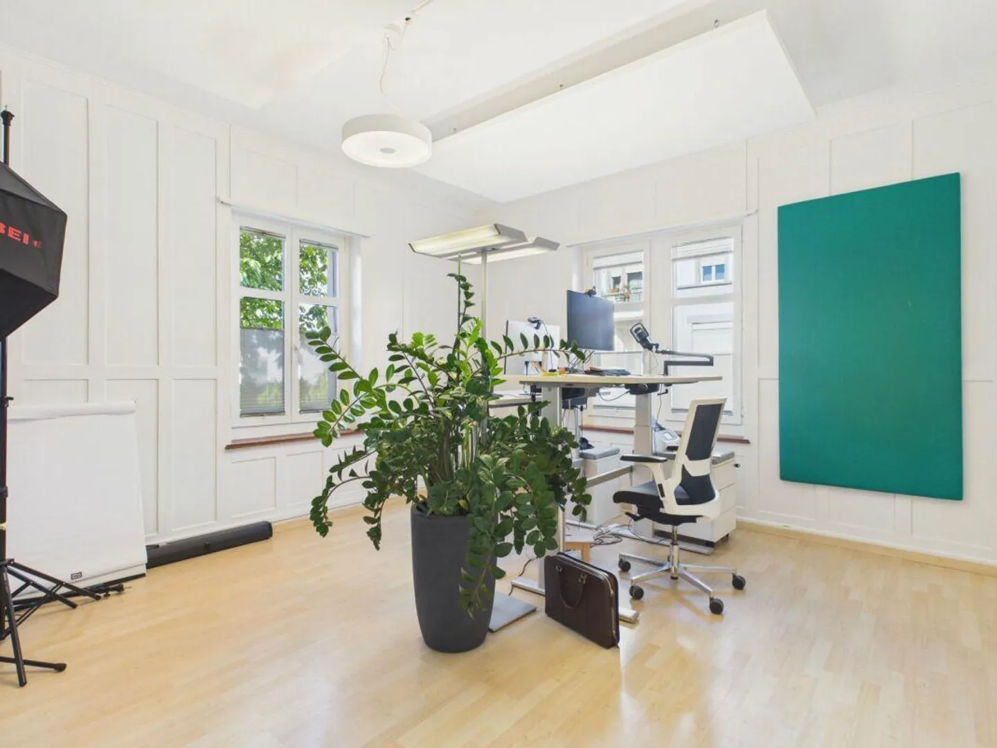 Work in a prime location - flexible 3-room space directly at the train station - Photo 4 of 10