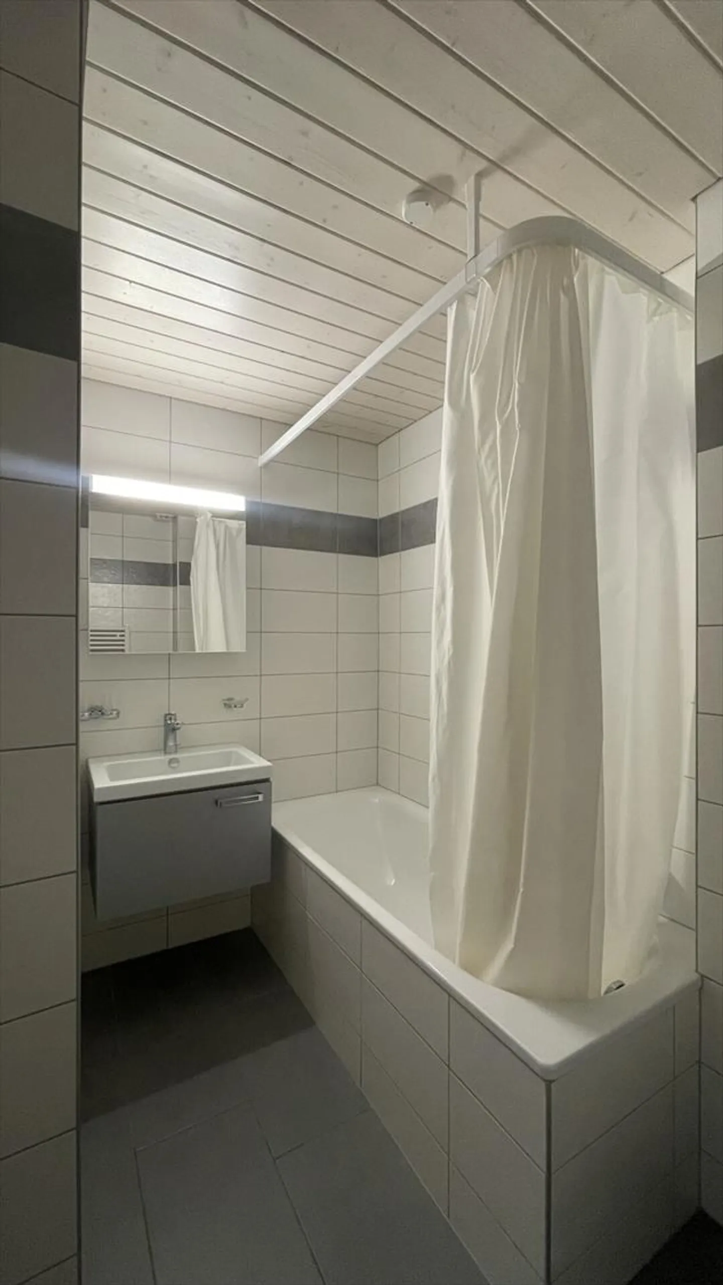 St-Imier, beautiful 3-room apartment with fitted kitchen - Photo 2 of 5