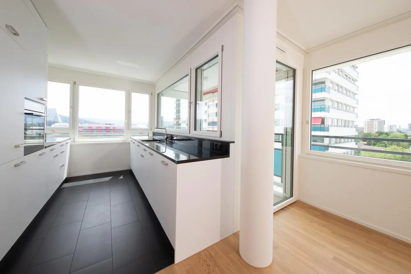 Appartement moderne et lumineux de 2,5 pièces dans le quartier de Lehenmatt - Photo 2 sur 7
