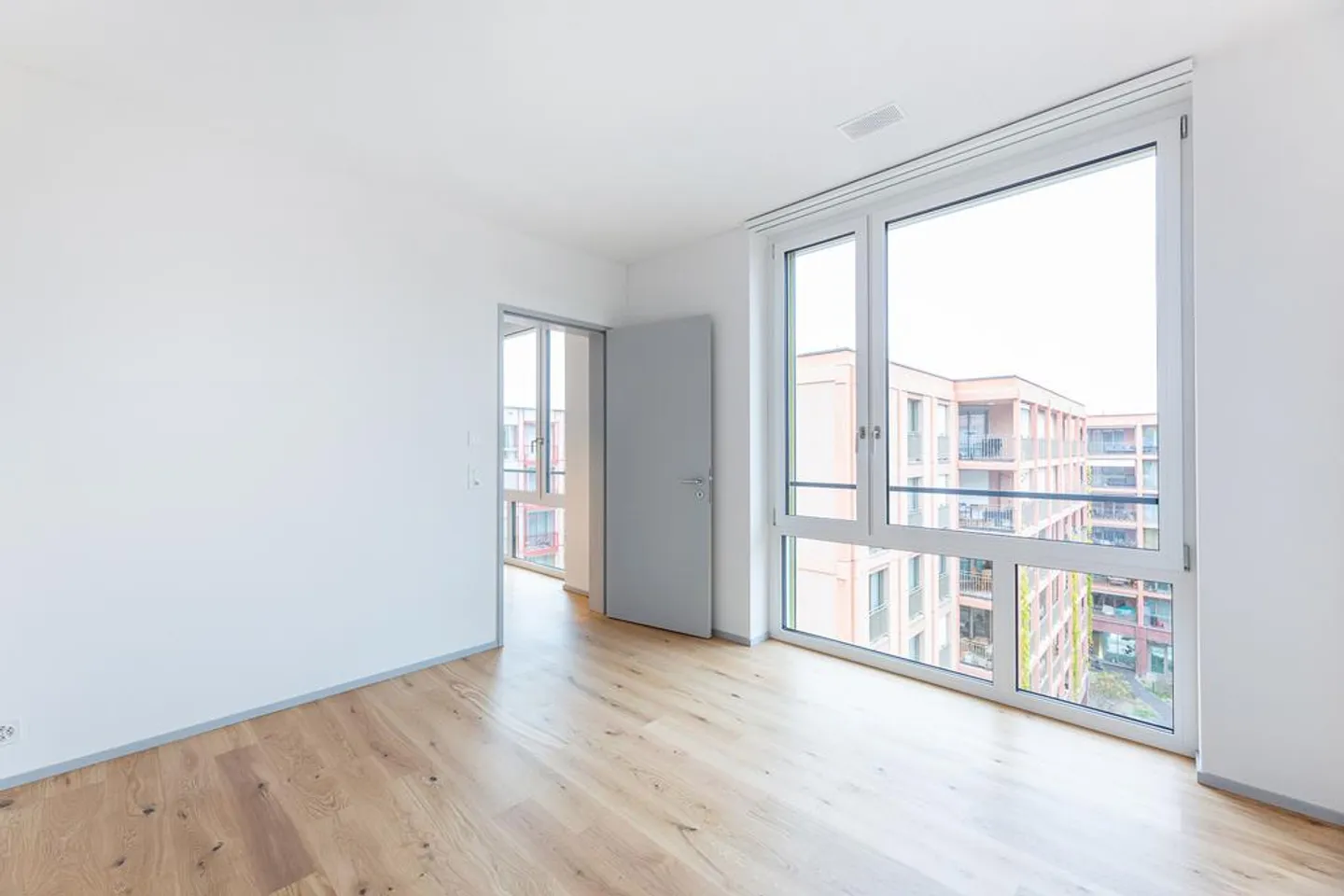 Modern Apartment at Winterthur Hegi Station - Photo 5 of 6