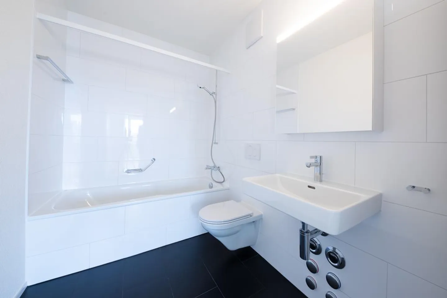 Appartement moderne et lumineux de 2,5 pièces dans le quartier de Lehenmatt - Photo 3 sur 7