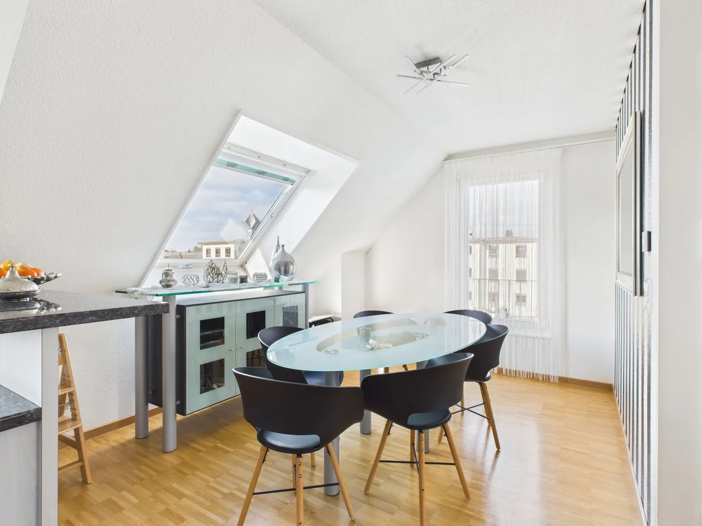 PLENTY OF SPACE AND BRIGHT ROOMS IN A CENTRAL LOCATION - Photo 3 of 8
