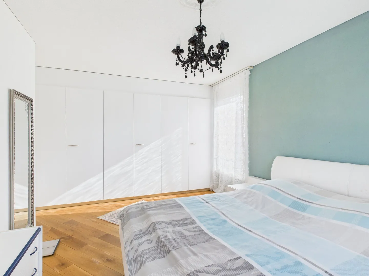 PLENTY OF SPACE AND BRIGHT ROOMS IN A CENTRAL LOCATION - Photo 4 of 8