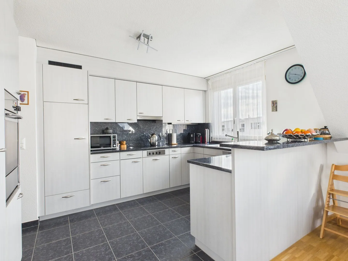 PLENTY OF SPACE AND BRIGHT ROOMS IN A CENTRAL LOCATION - Photo 5 of 8