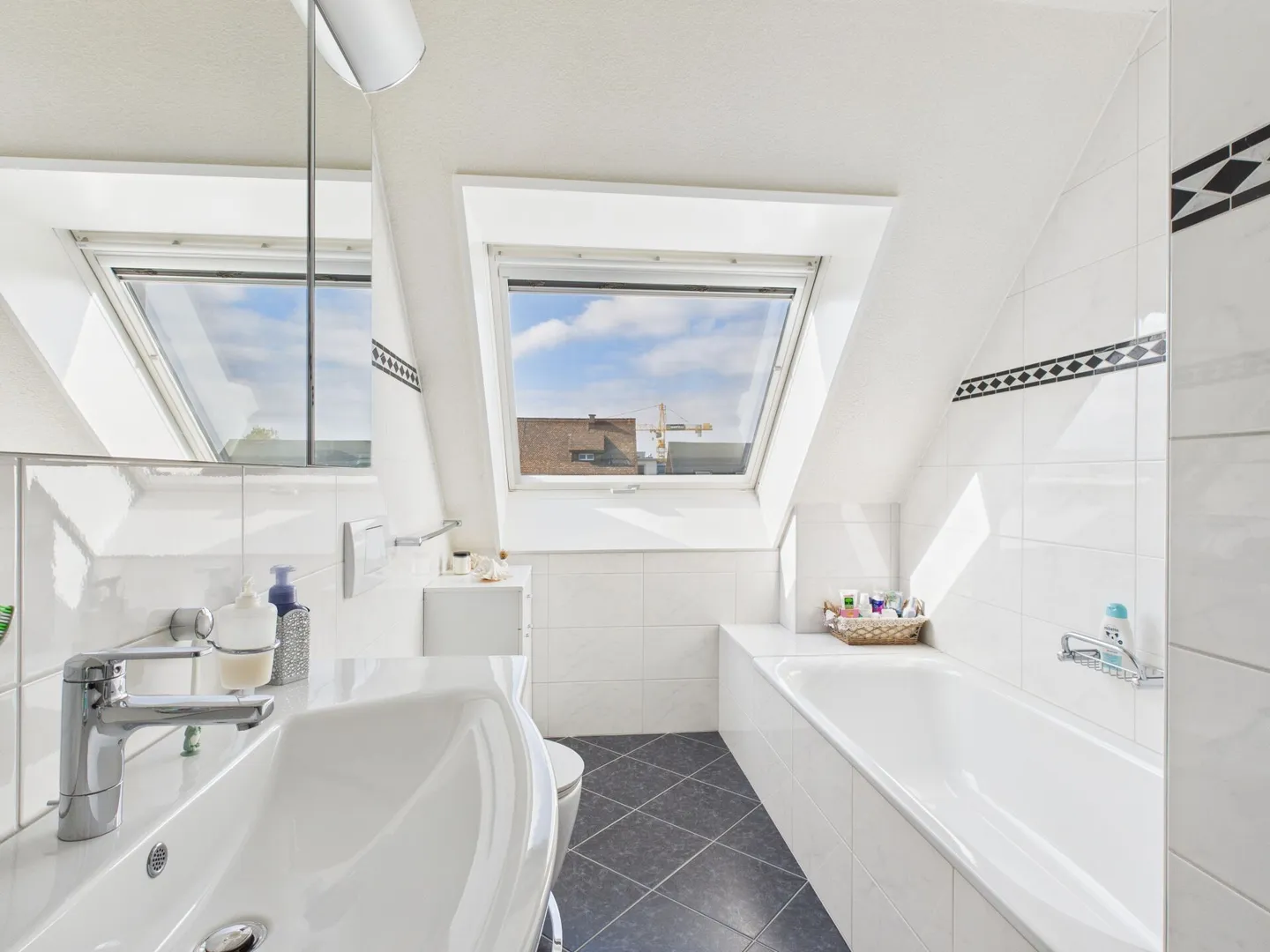 PLENTY OF SPACE AND BRIGHT ROOMS IN A CENTRAL LOCATION - Photo 7 of 8