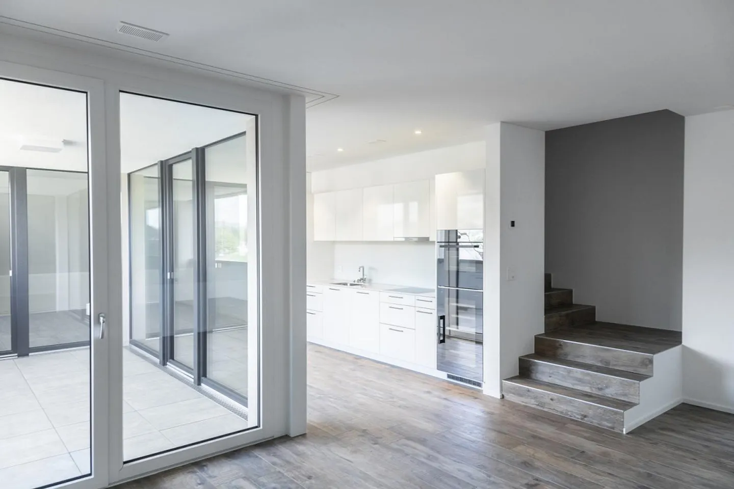 Beautiful bright apartment with a view of greenery - Photo 4 of 11