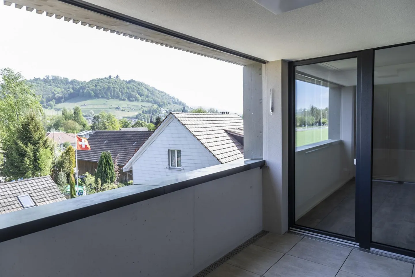 Beautiful bright apartment with a view of greenery - Photo 5 of 11