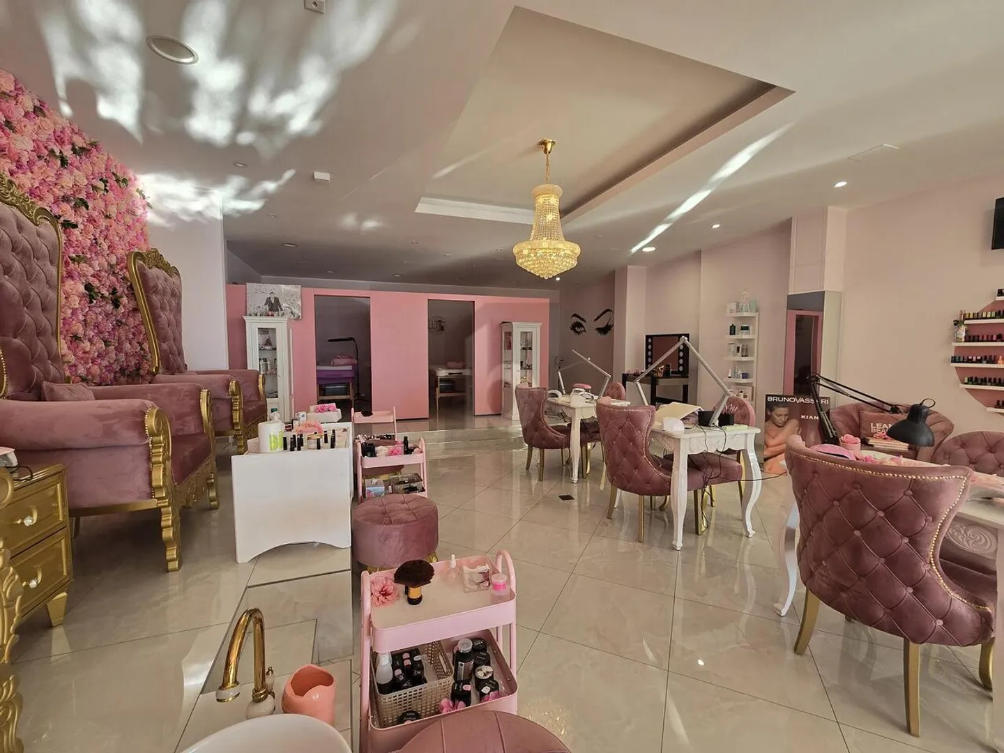 Locale Commerciale con Vista Lago - Foto 1 di 4