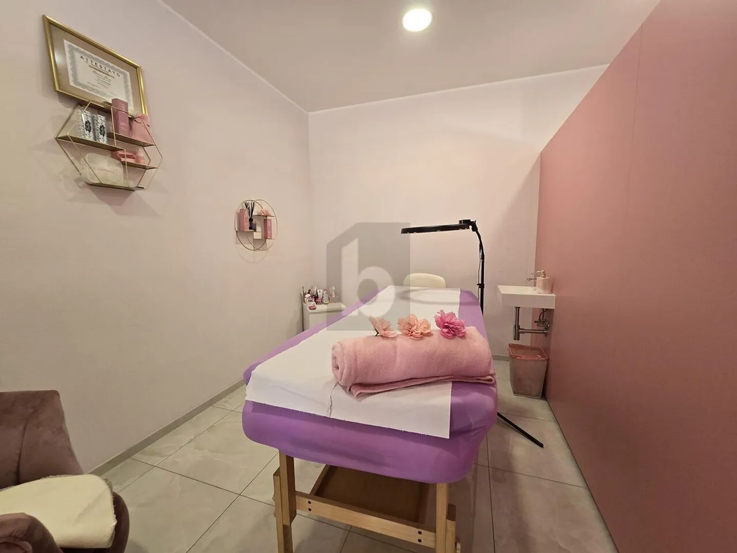 Locale Commerciale con Vista Lago - Foto 2 di 4