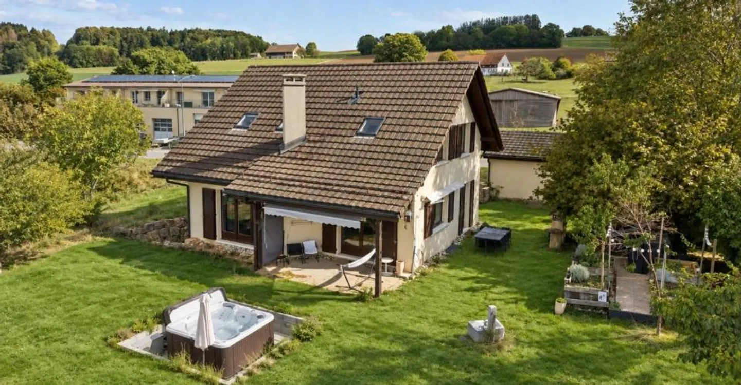 Maison individuelle de 5.5 pièces avec grand sous-sol et une parcelle - Foto 1 di 12