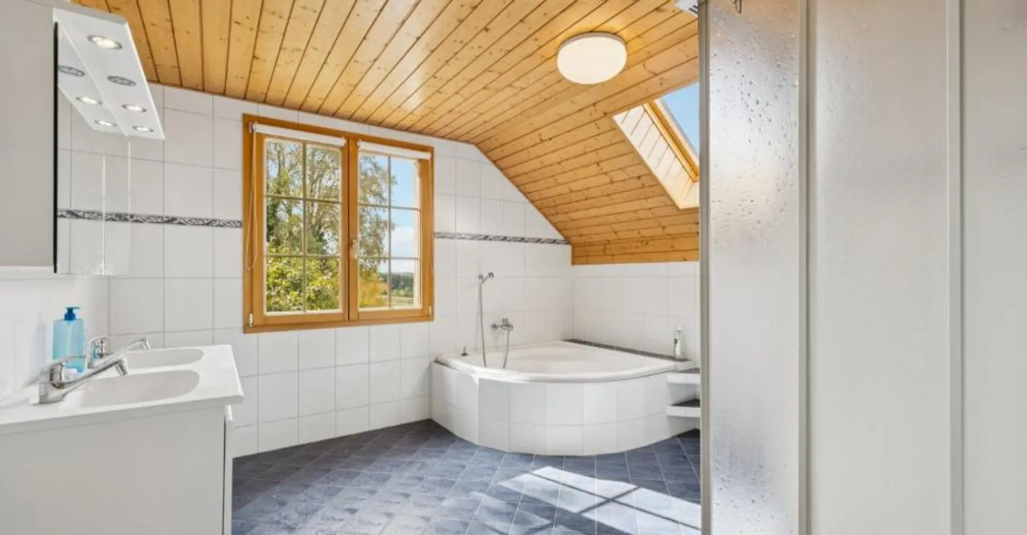 Maison individuelle de 5.5 pièces avec grand sous-sol et une parcelle - Foto 9 di 12