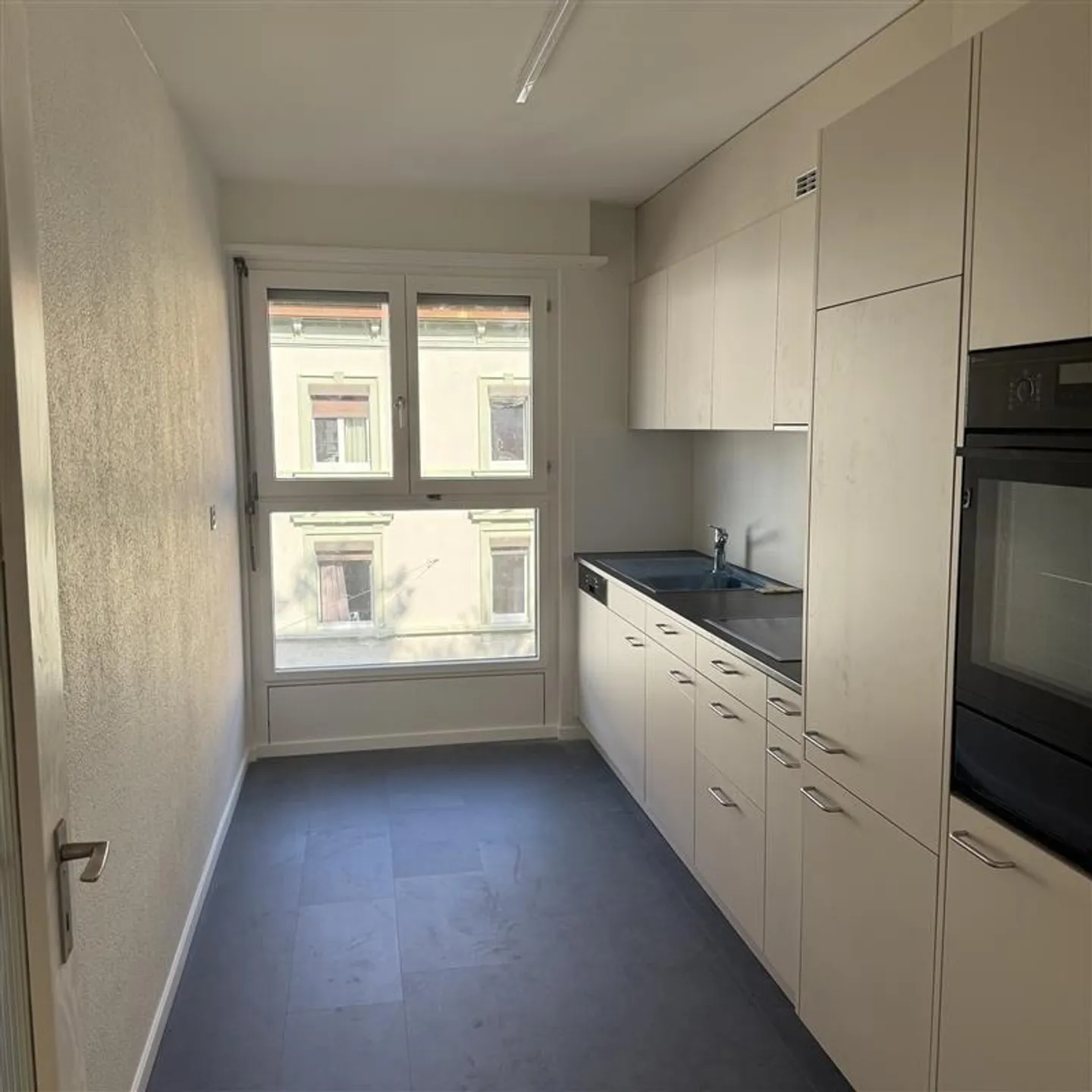 Tranquillo appartamento di 3.5 locali con balcone vicino al Reno - Foto 2 di 6