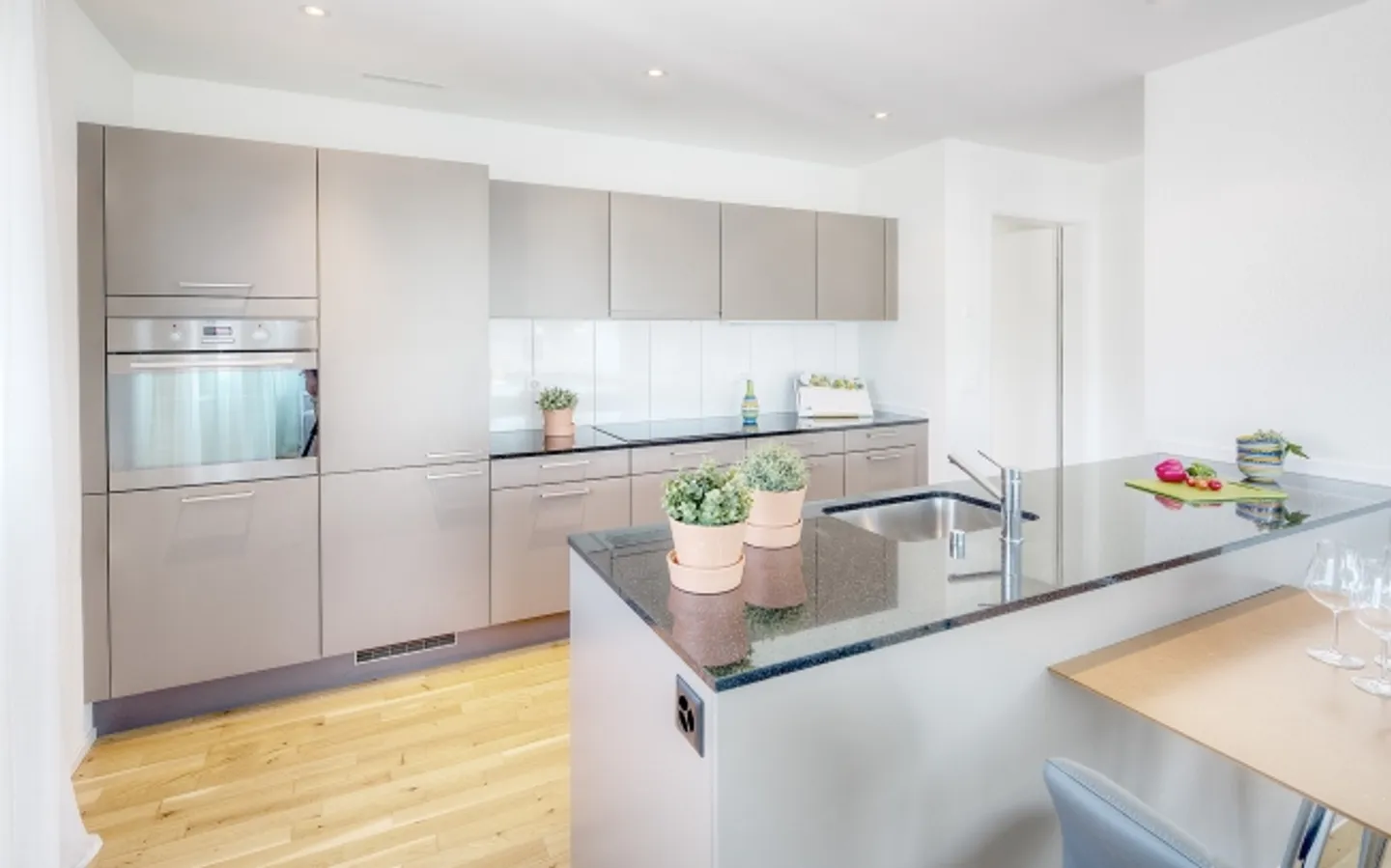 This great apartment is looking for you! - Photo 4 of 10