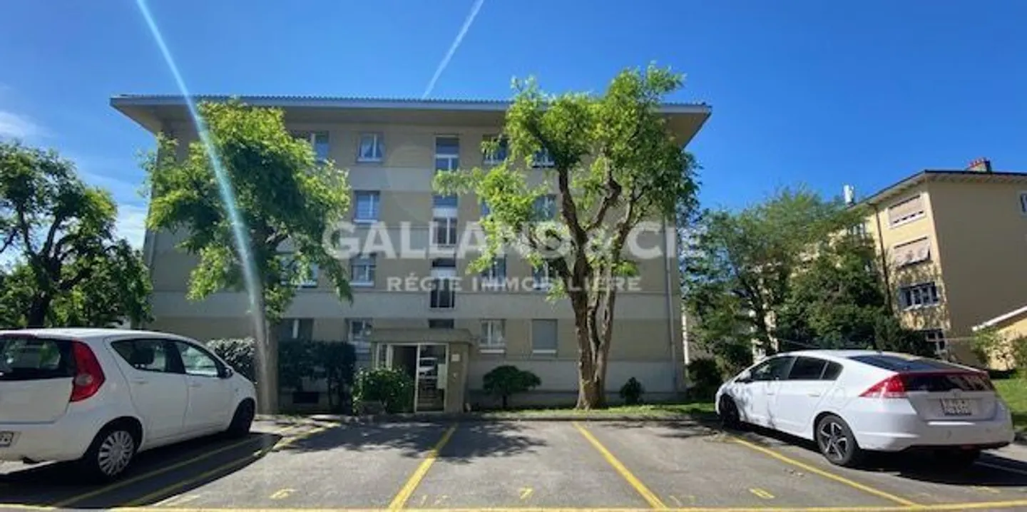 Charming Apartment Near Lake - Photo 3 of 3