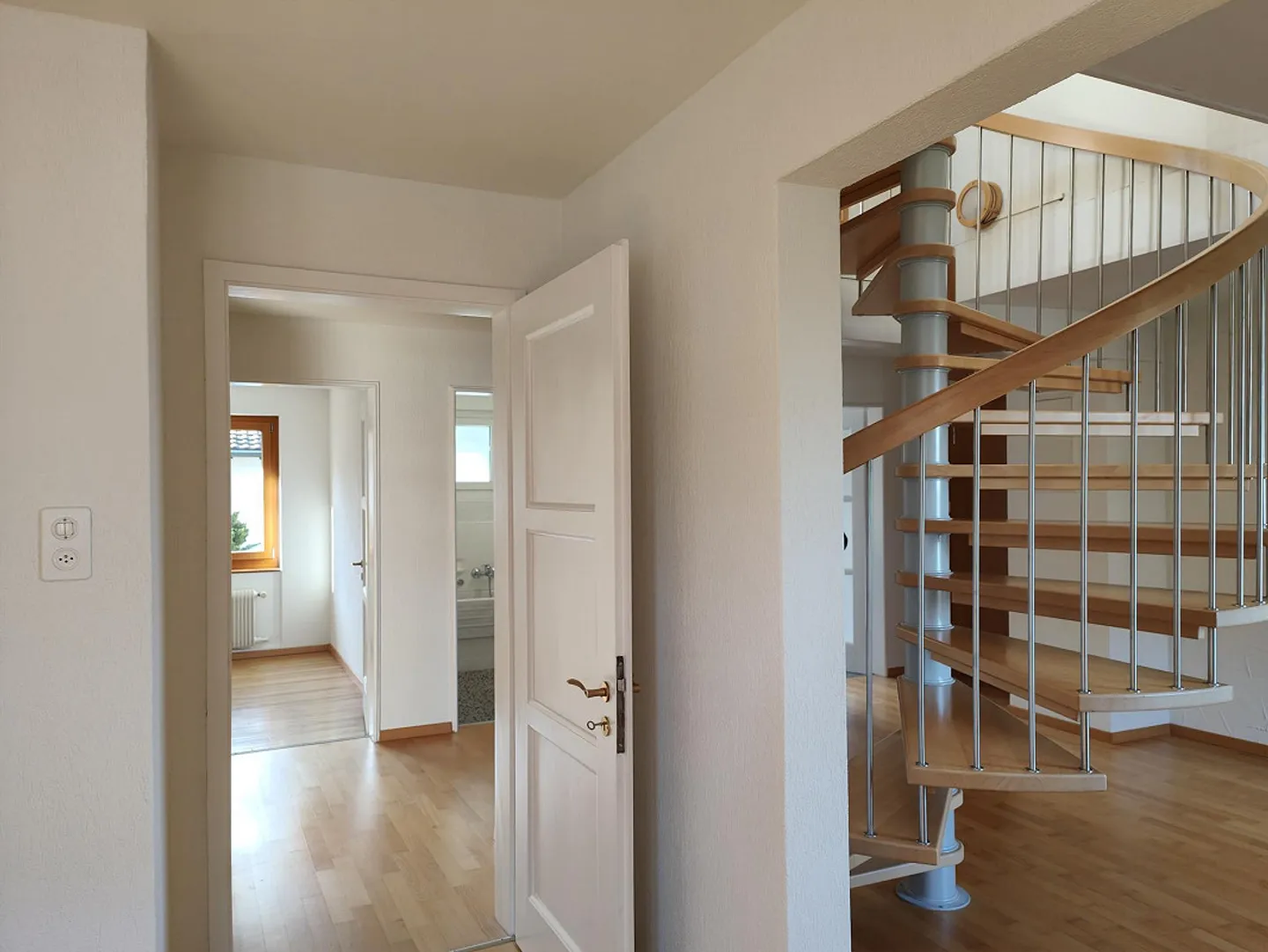 Appartement élégant de 4,5 pièces avec galerie dans un emplacement calme - Photo 1 sur 9