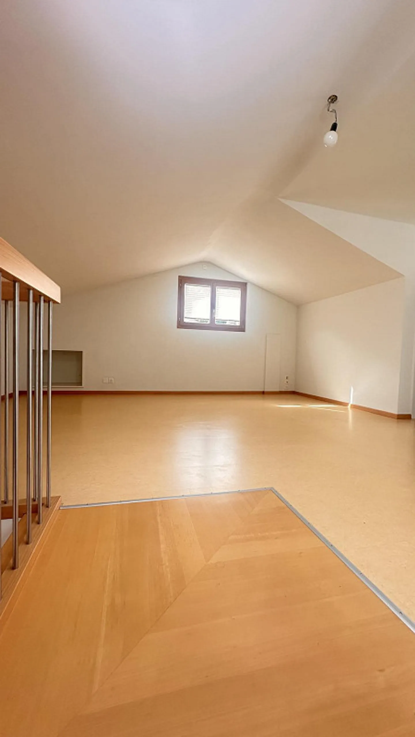 Appartement élégant de 4,5 pièces avec galerie dans un emplacement calme - Photo 2 sur 9