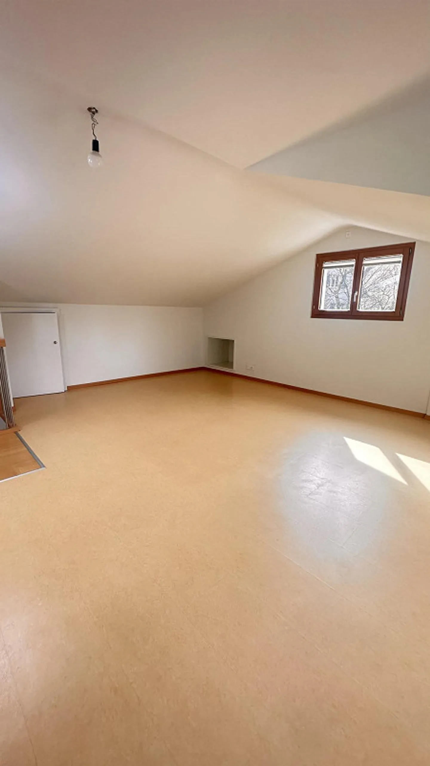 Appartement élégant de 4,5 pièces avec galerie dans un emplacement calme - Photo 8 sur 9