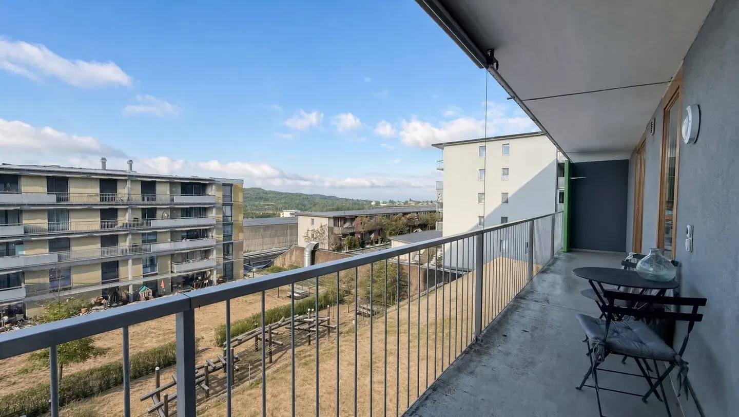 Attractive 4 1/2 room city apartment with 2 balconies & panoramic view - Photo 8 of 11