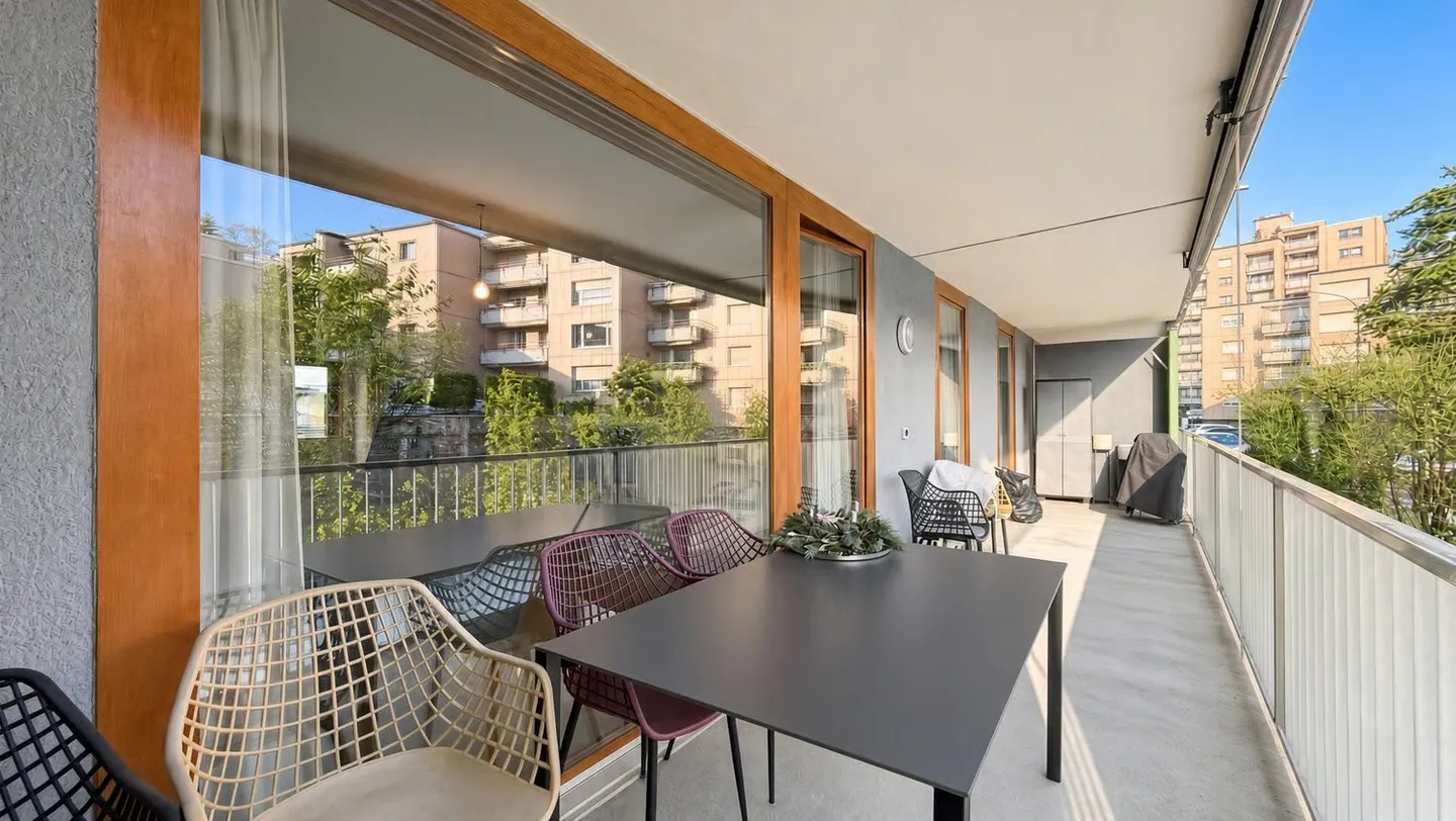 Attractive 4 1/2 room city apartment with 2 balconies & panoramic view - Photo 9 of 11