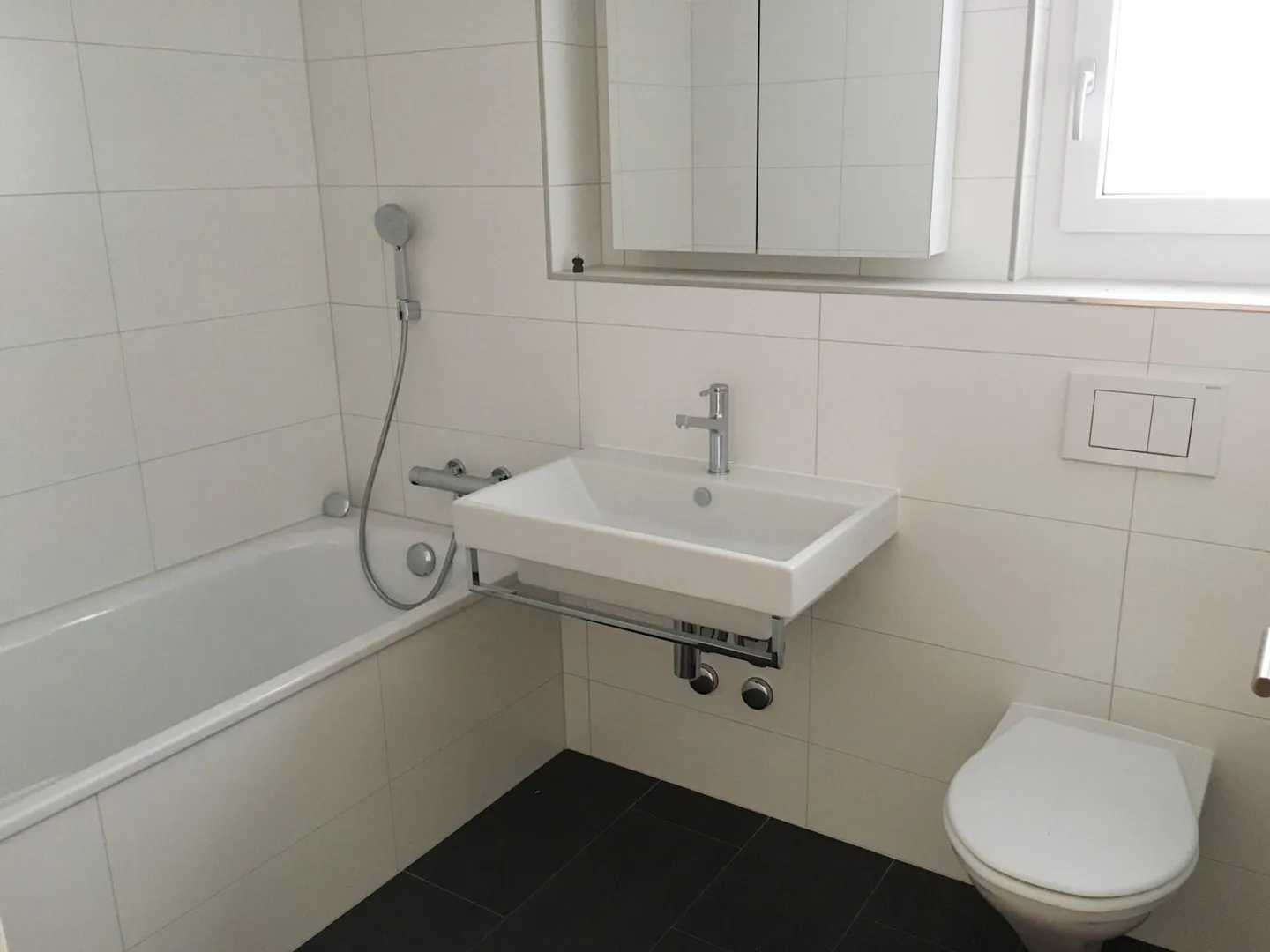 Bright 4.5 Room Apartment - Photo 5 of 8