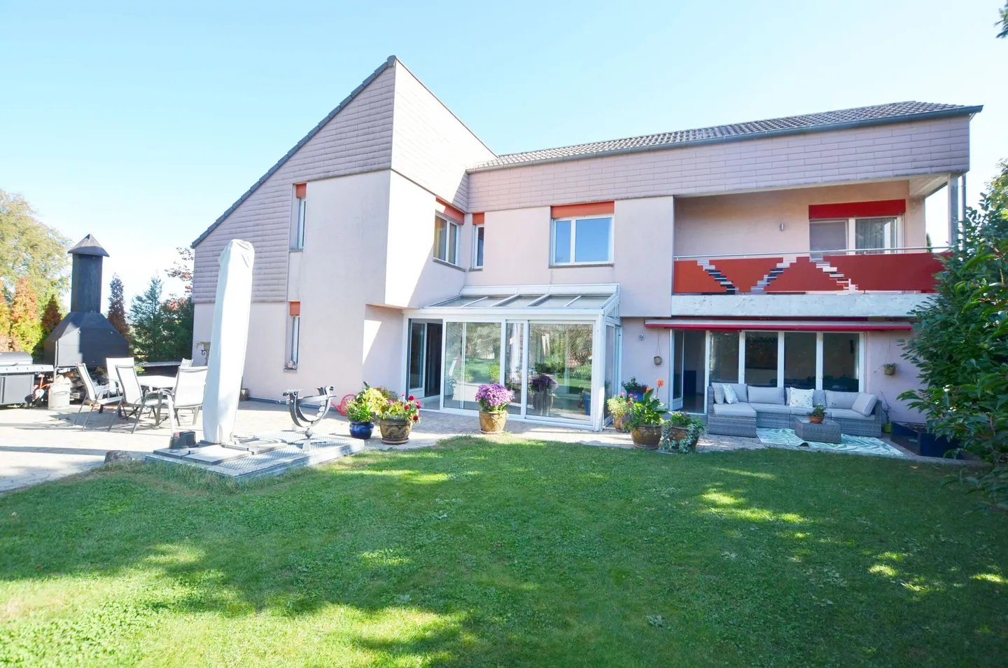 7 1/2 Zi-EFH mit 5½ Zi-Einliegerwohnung Wohnen und Arbeiten unter einem Dach - Foto 1 von 12