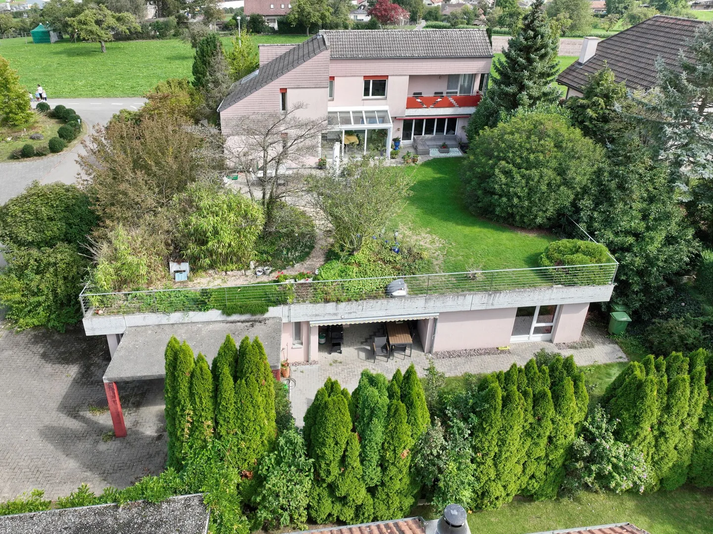 7 1/2 Zi-EFH mit 5½ Zi-Einliegerwohnung Wohnen und Arbeiten unter einem Dach - Foto 2 von 12