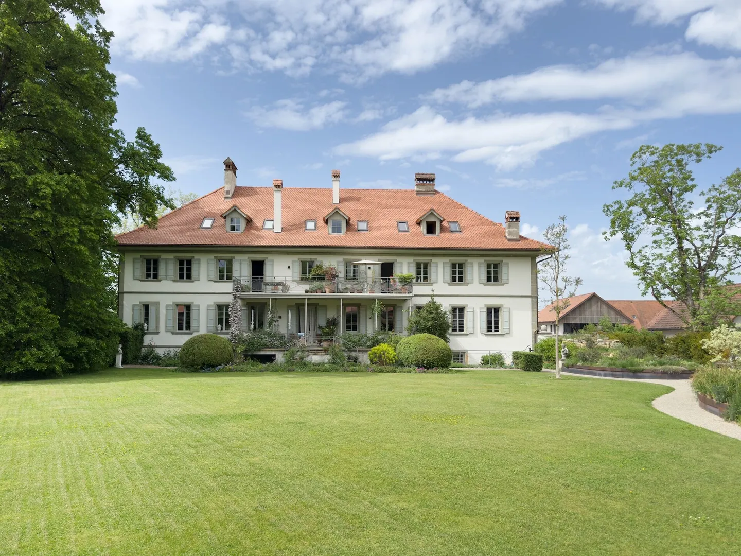 Condominium unique de 4 pièces avec balcon ensoleillé dans le parc du château - Photo 2 sur 34