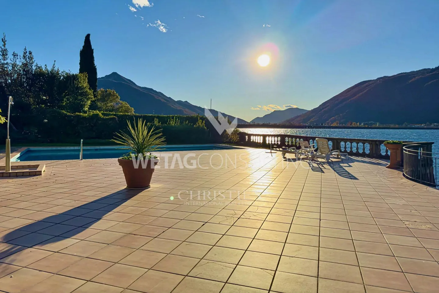 Lugano-Bissone: Appartamento con accesso diretto al lago, piscina all'aperto, vista lago e posto barca in vendita - Foto 10 di 13