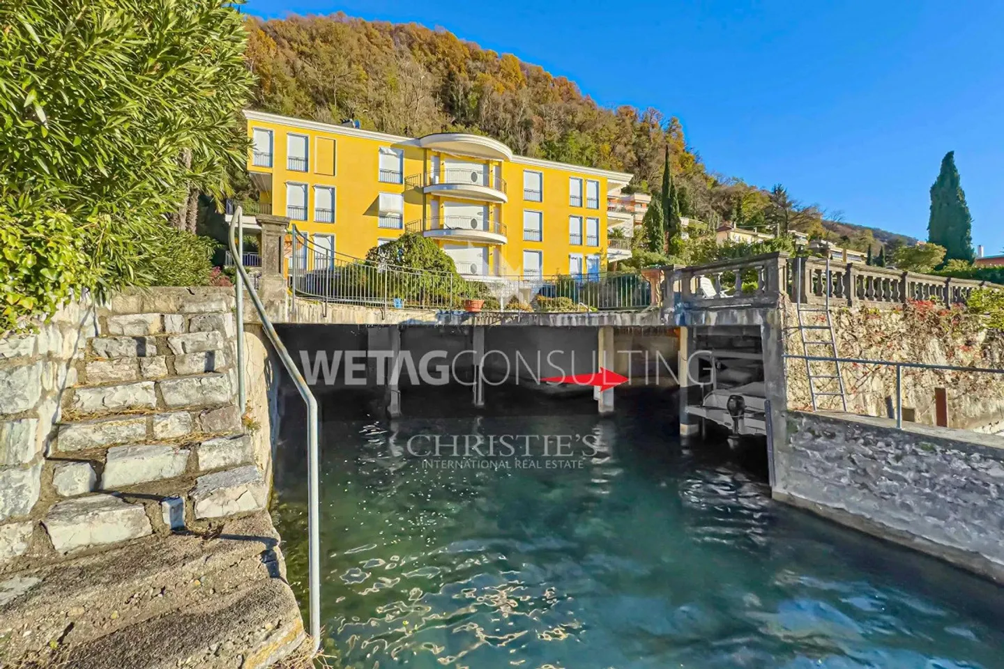 Lugano-Bissone: Appartamento con accesso diretto al lago, piscina all'aperto, vista lago e posto barca in vendita - Foto 12 di 13