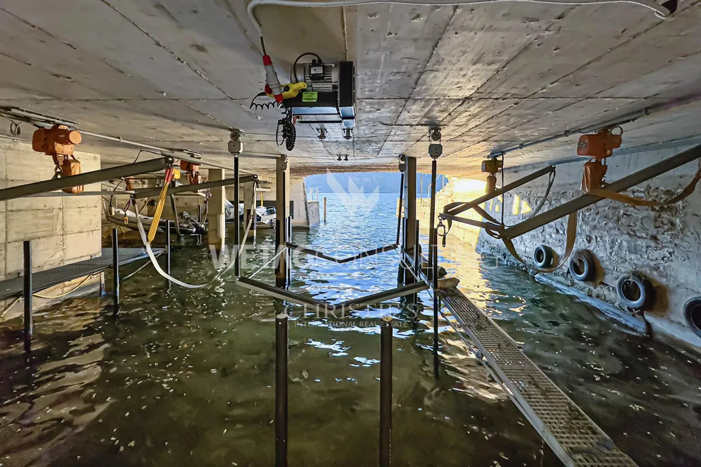 Lugano-Bissone: Appartamento con accesso diretto al lago, piscina all'aperto, vista lago e posto barca in vendita - Foto 13 di 13