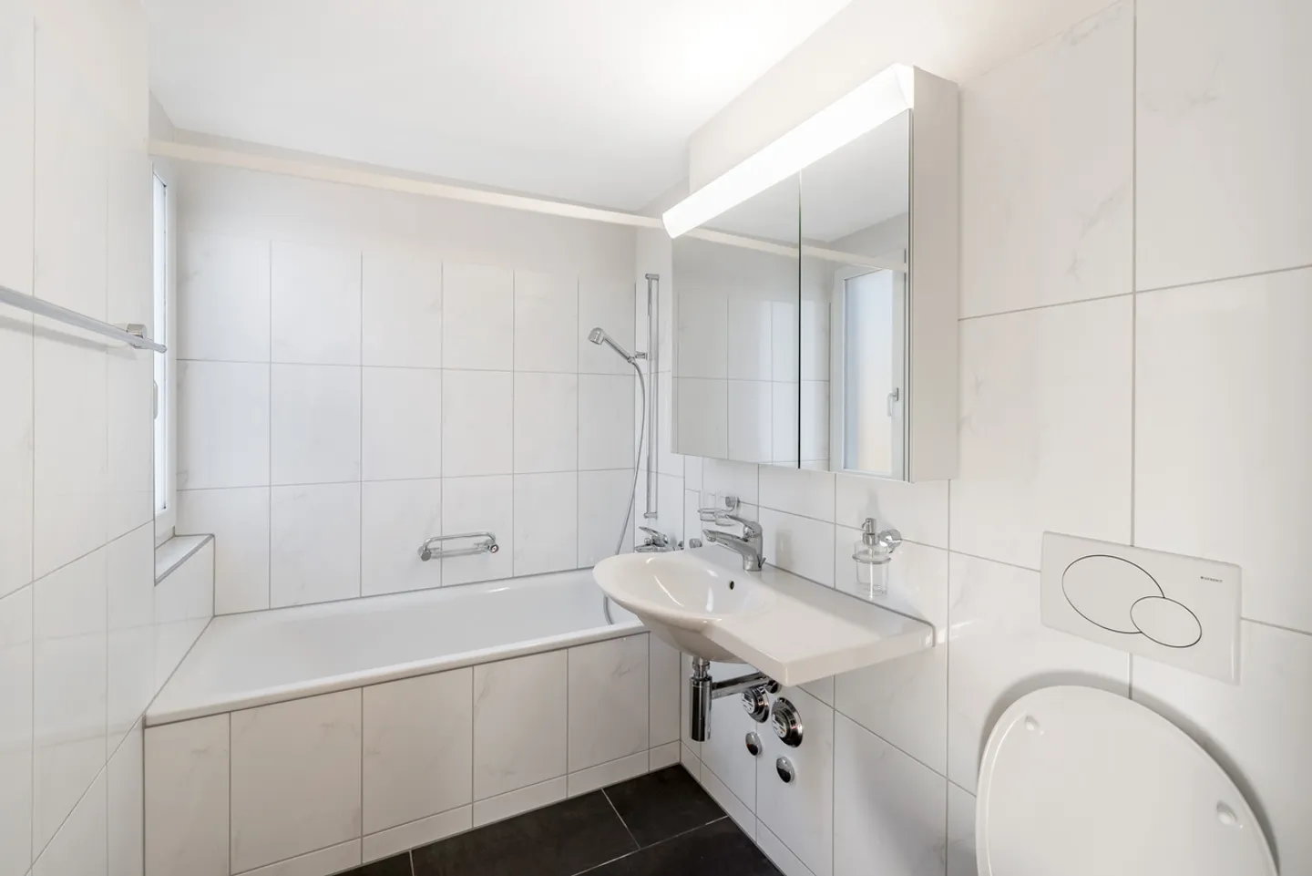 Spacious 4.5-Room Apartment - Photo 10 of 11