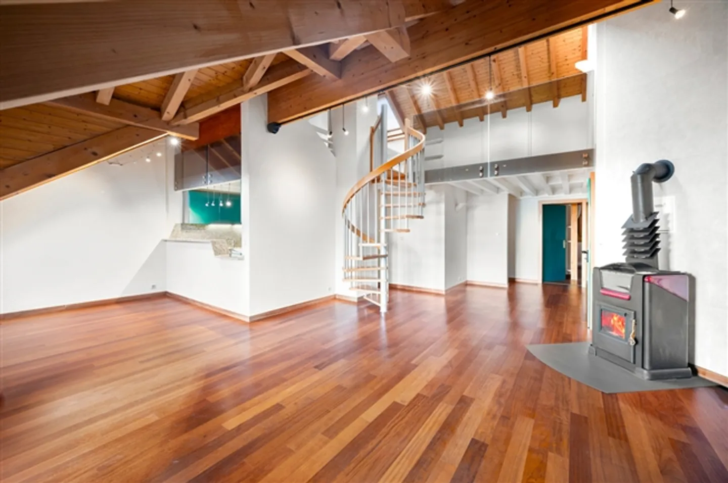 Charmante Dachwohnung mit Seeblick - Foto 2 von 13