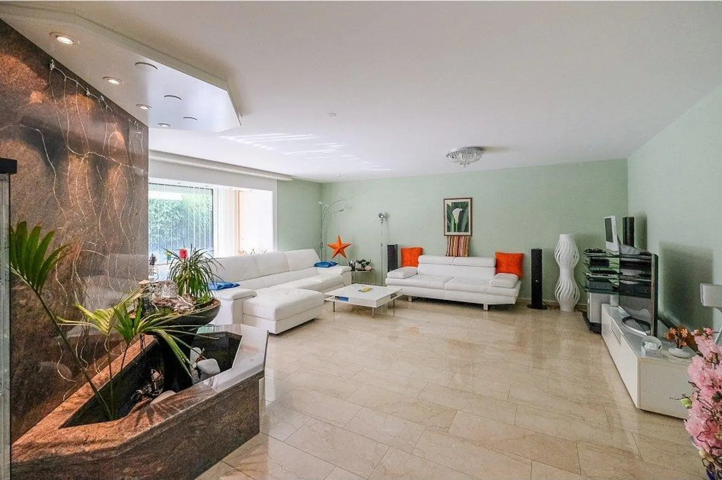 4.5-(5.5) Room Garden Apartment with High-End Finish in a Quiet and Sunny Location! - Photo 5 of 13